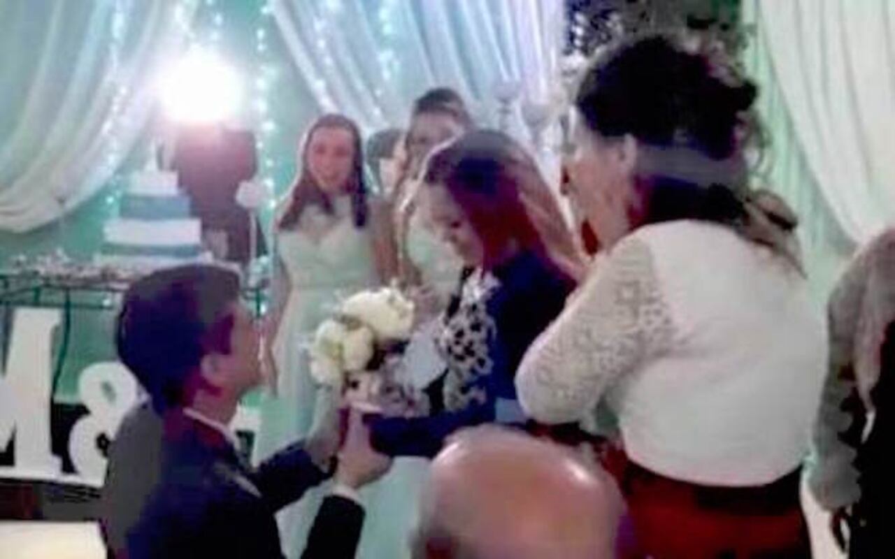 ¡QUÉ TIERNO! Momento en que Pedro le propone matrimonio a su pareja.