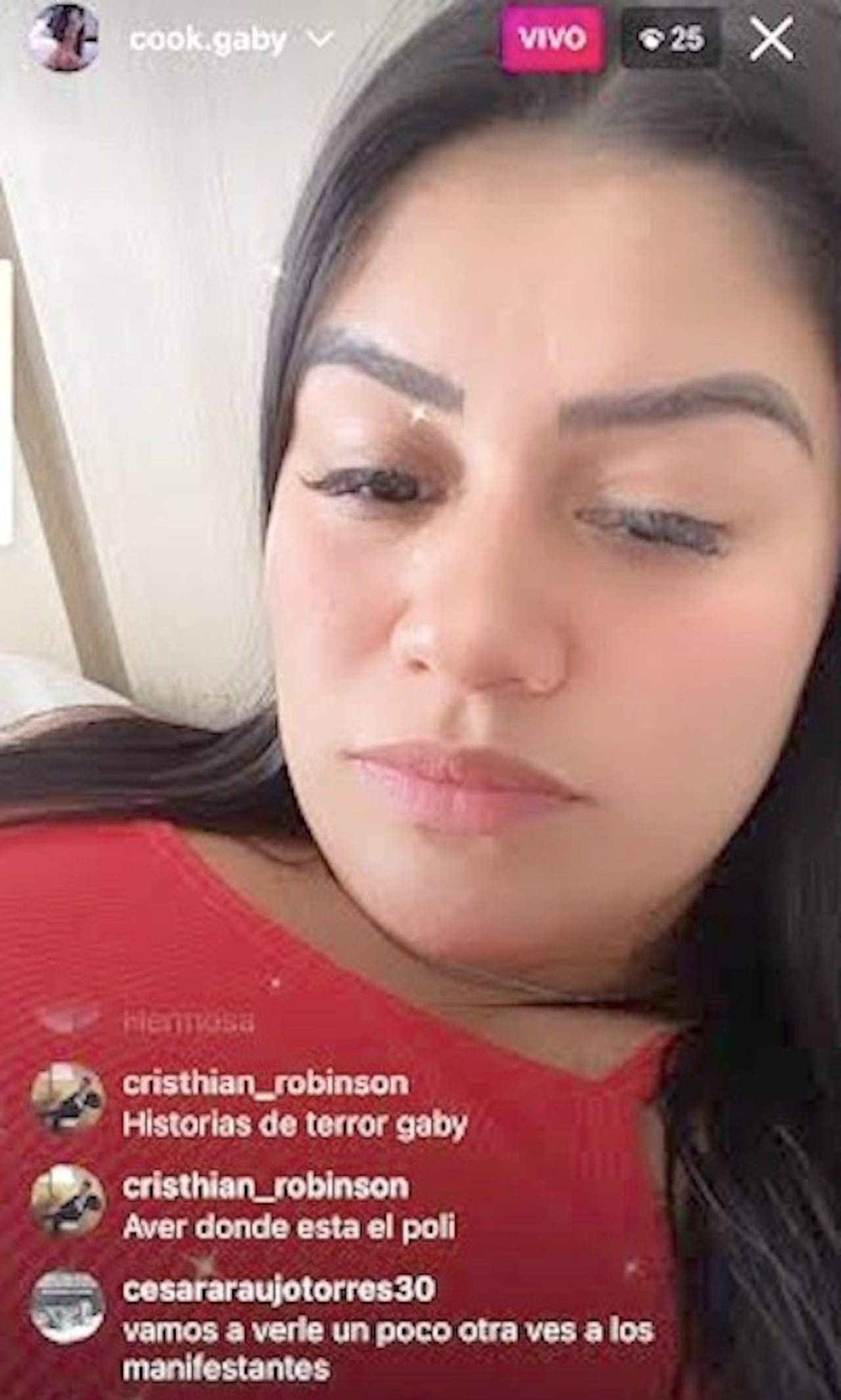 Gaby relatando lo que estaba pasando en su calle, para sus fans, y contándoles por qué no podía salir ni siquiera para buscar para su comida.
