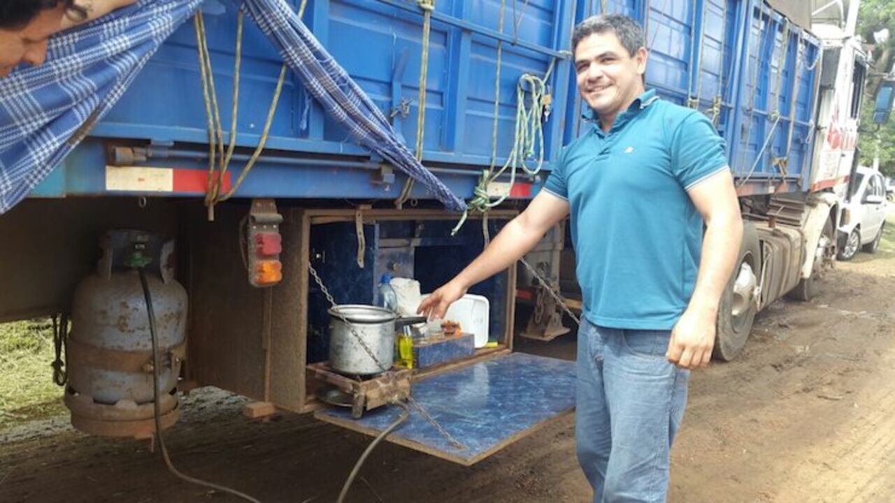 CHEF. Al costado de su camión tiene su cocina y su gas, donde hacesu comida.