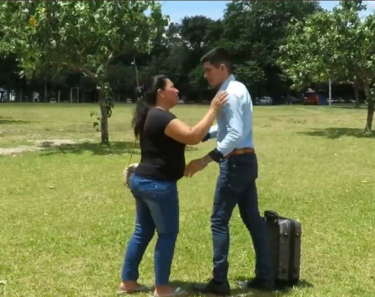 Alder Alcides con su mamá en una de las escenas de su videoclip.