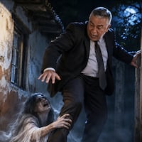 ¡Terror en una antigua casona! Un profesor asegura que algo invisible lo agarró de la pierna