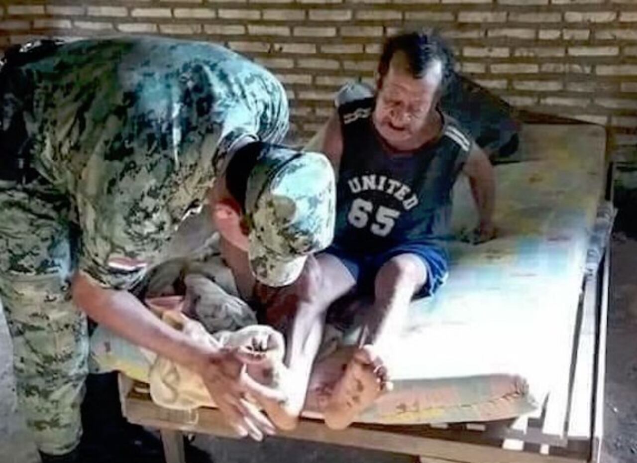 AYUDA. Un policía procede a higienizar los pies del karai.