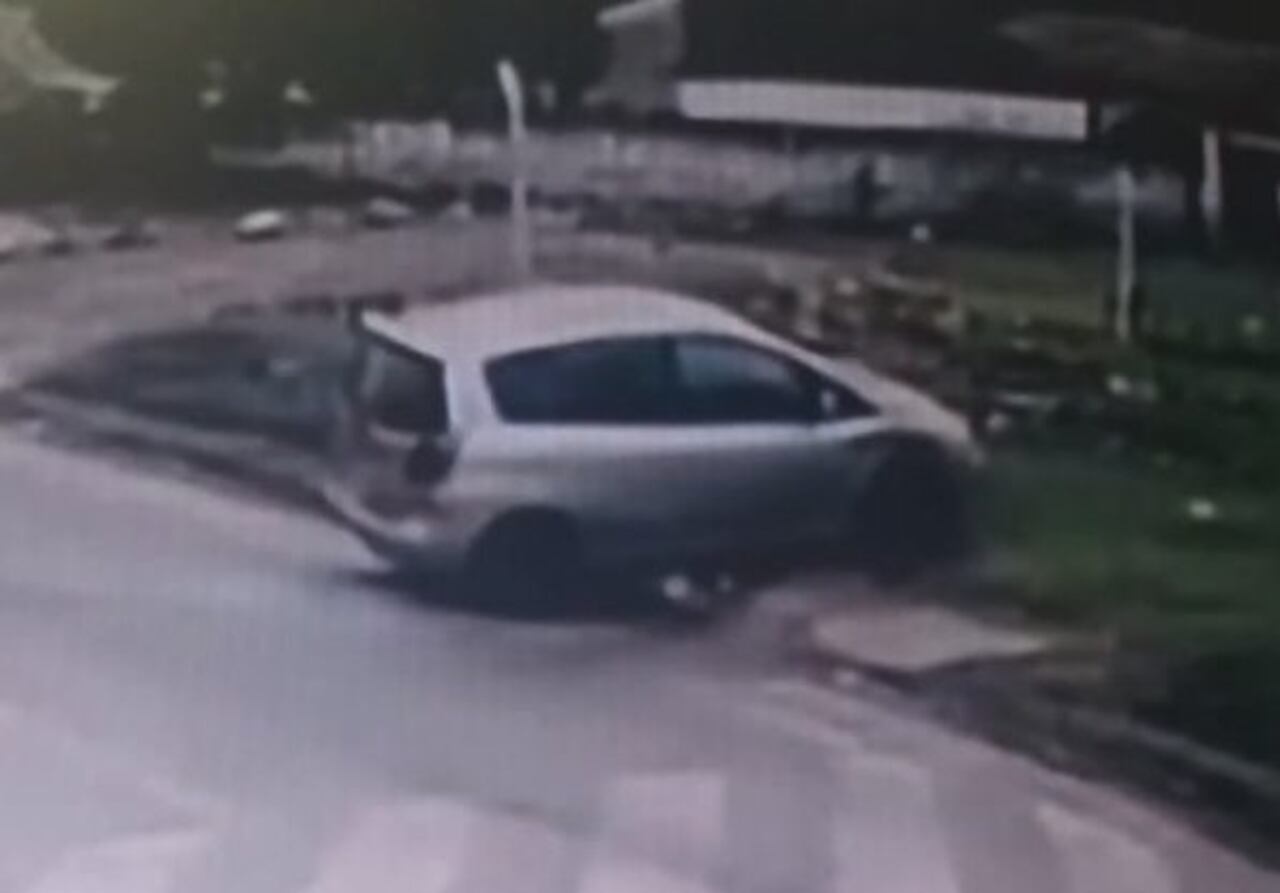 LO ATROPELLA. Acá se ve el momento en donde el auto pasó sobre el joven. CAPTURA DE VIDEO
