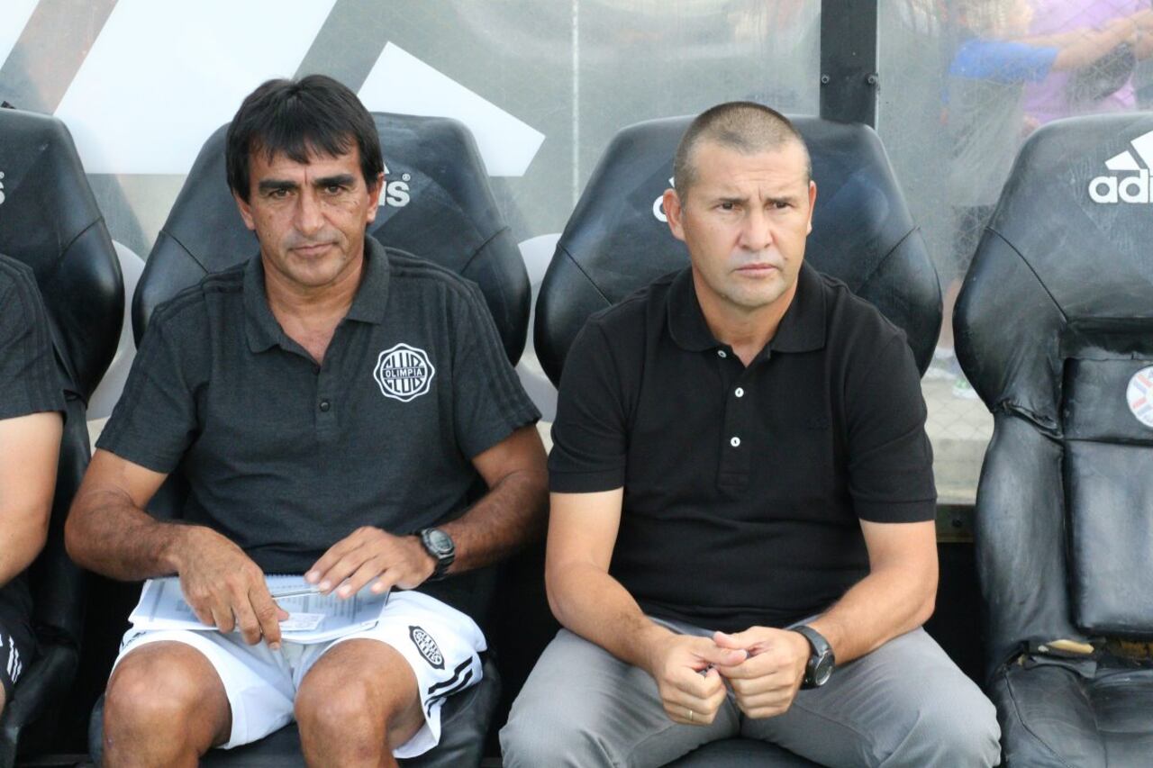 ASISTENTE. Virginio Cáceres asistiendo a Mauro Caballero en el partido ante Guaraní.
