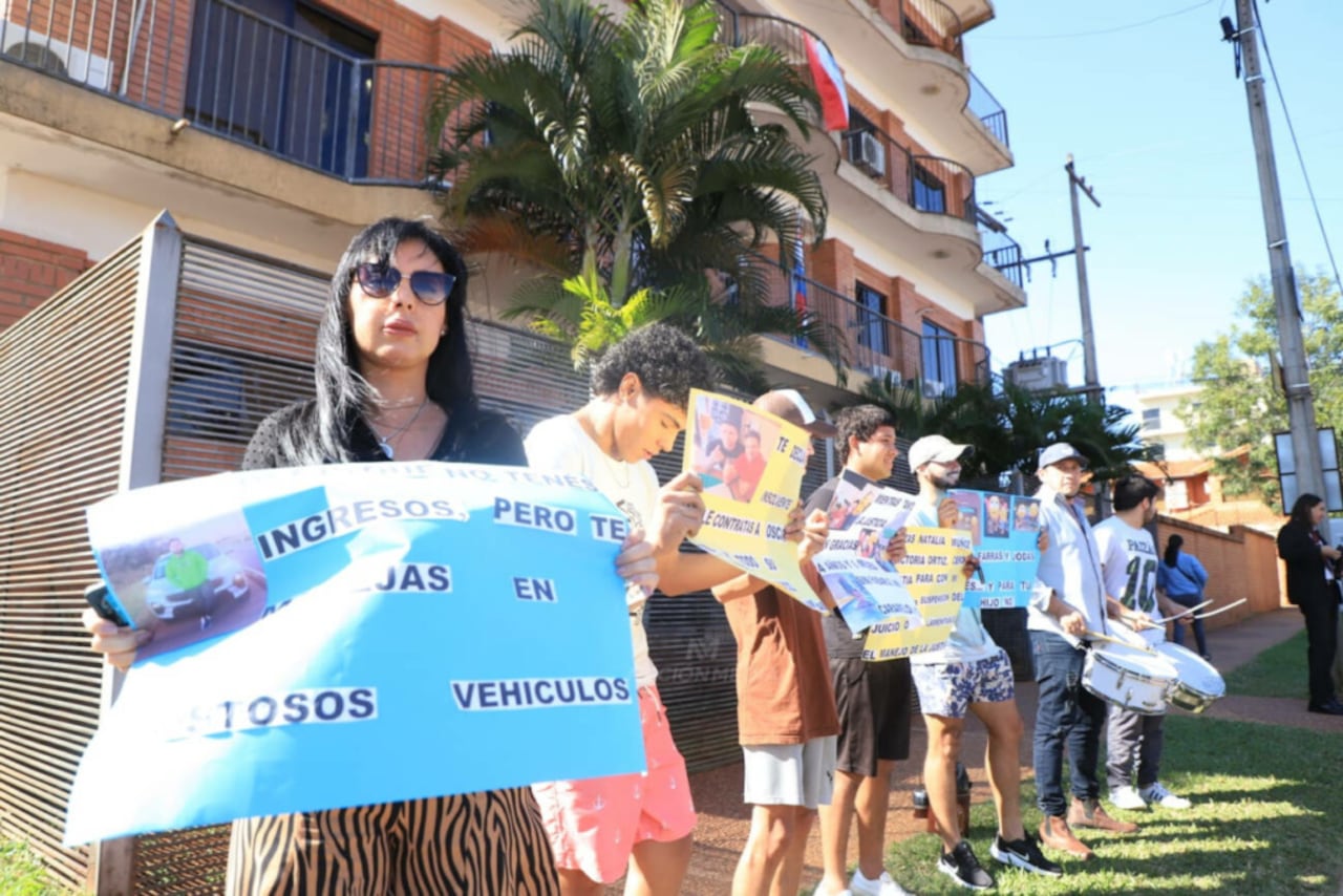 Con carteles y batucadas, Shirley Reyes laló frente al juzgado. (Foto: Roberto Zarza)