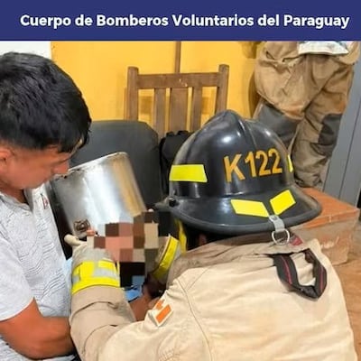Niñito quedó atorado con una olla en la cabeza