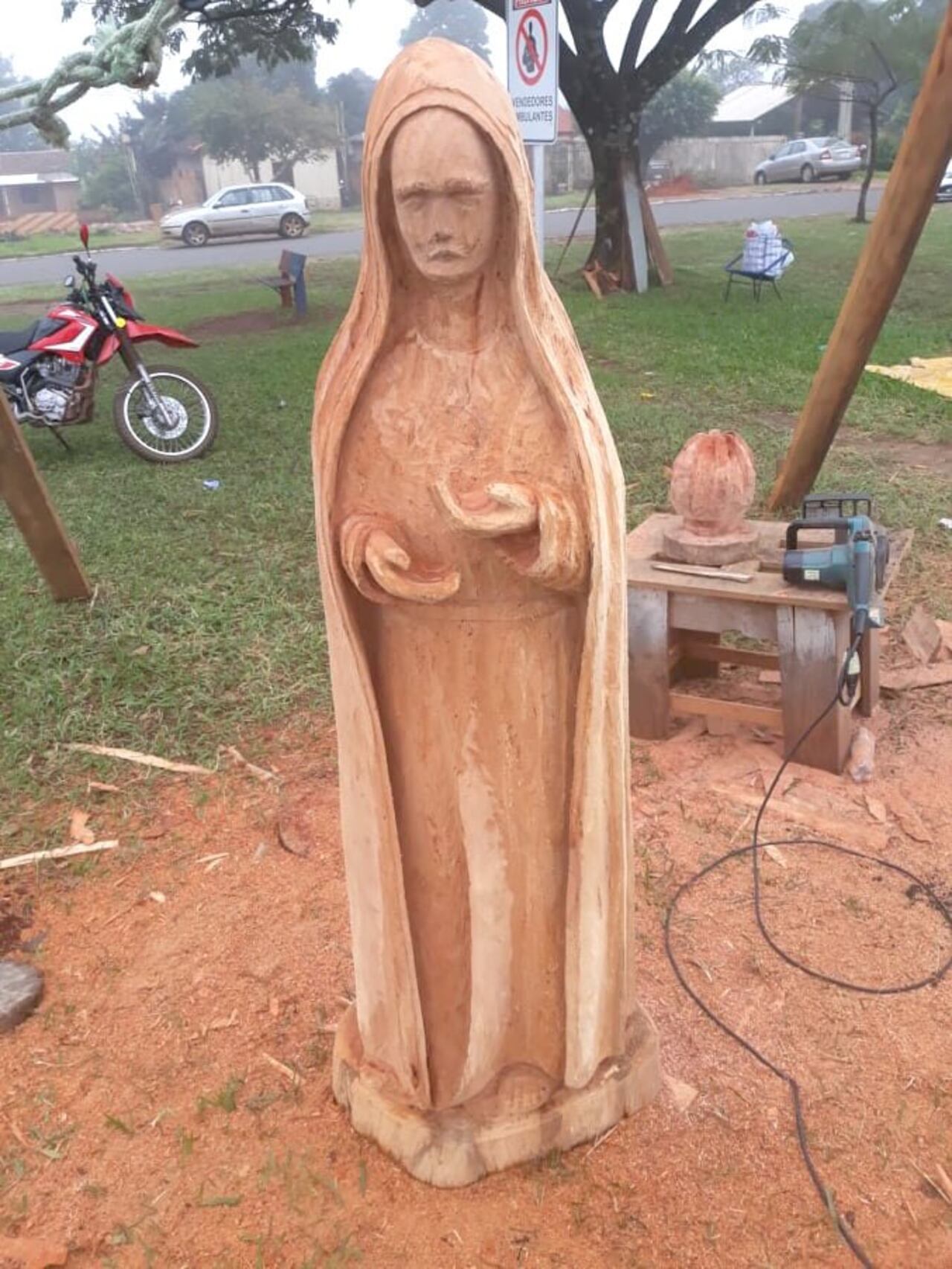El valécho artista ovy’a con el gran trabajo que le mandó la Virgen.