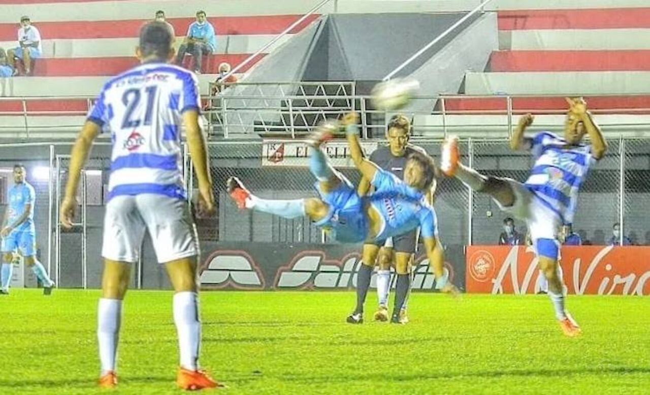 Martínez y una media chilena en un partido ante el 2 de Mayo.