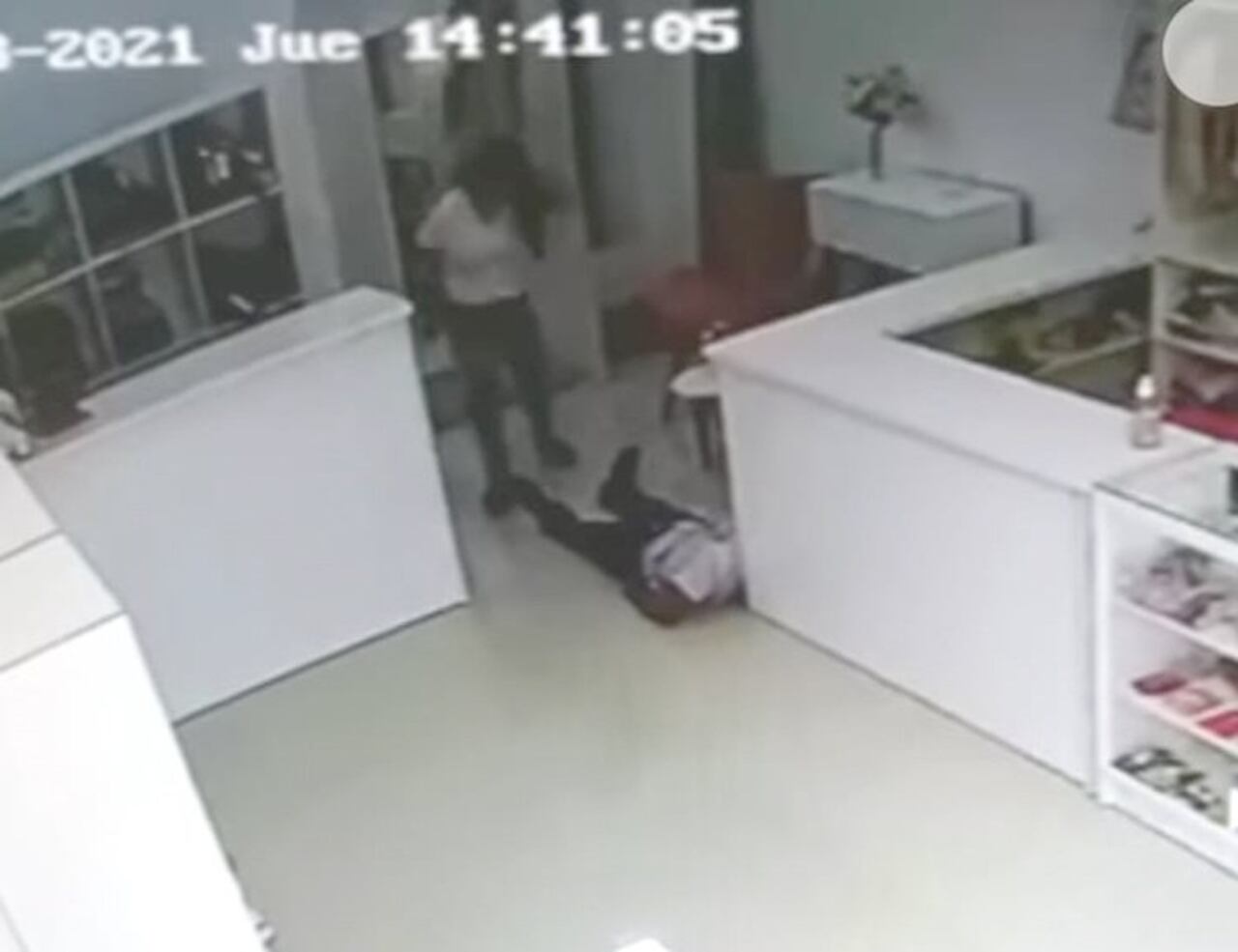 En este momento se ve cómo la mujer se levanta y sale del local.