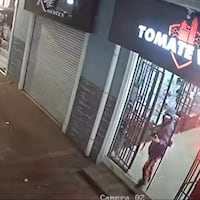 Roban local comercial para “vapear gratis”