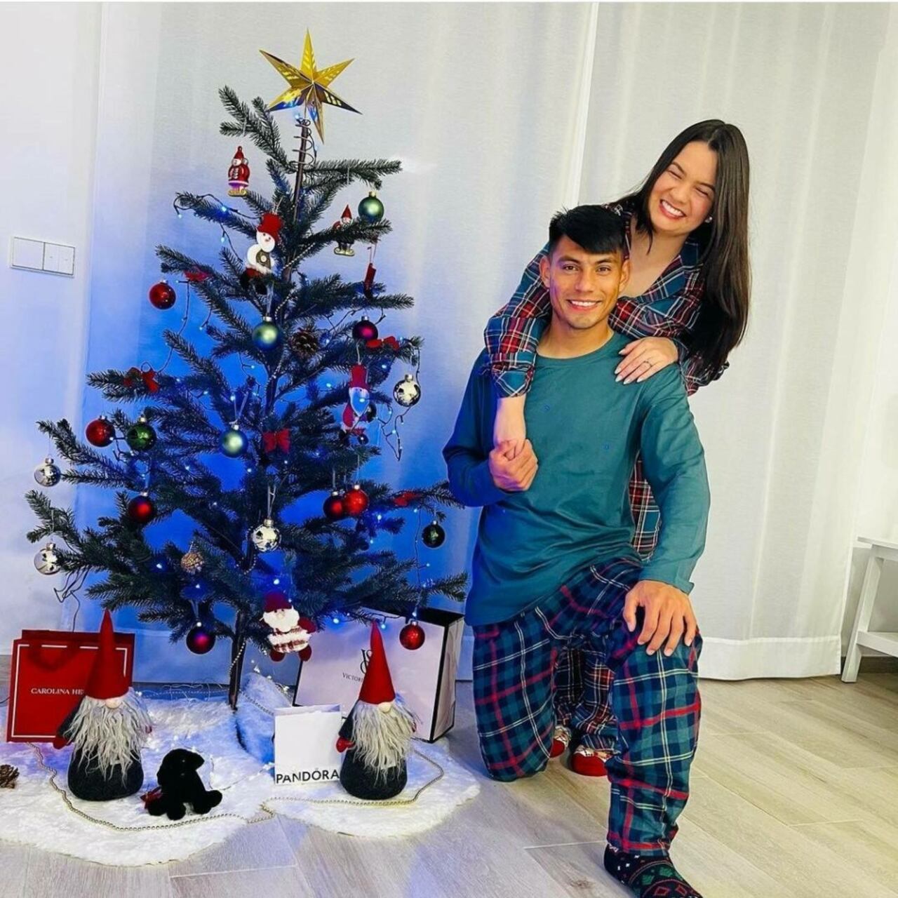 Santiago Arzamendia y su doña en su casa.