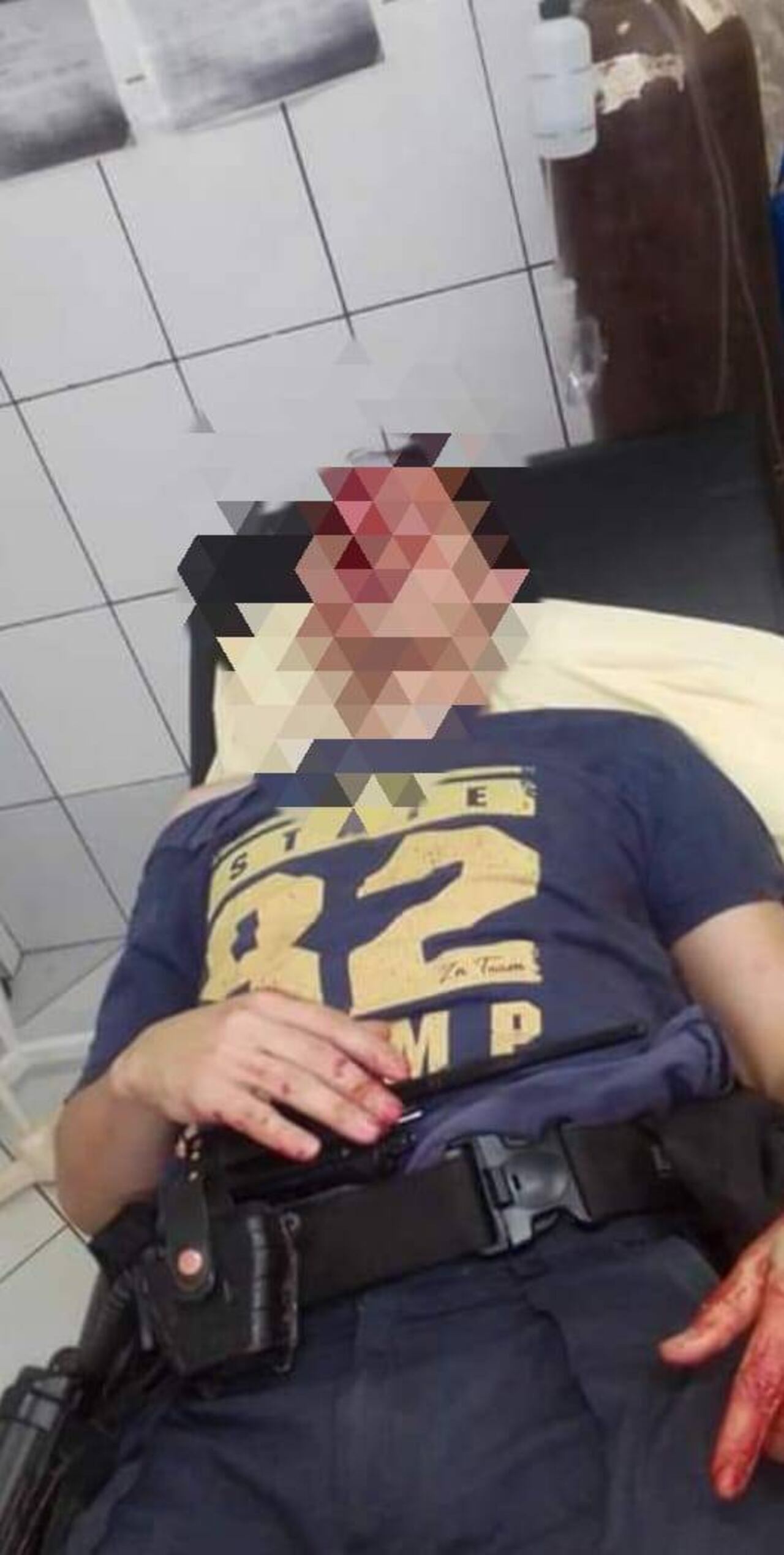 Los cuatro oficiales terminaron en el hospital tras la golpiza. GENTILEZA