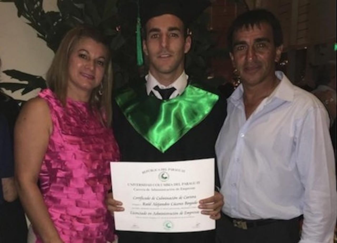 HACE POCO. Raúl pelaba diploma de licenciado en diciembre pasado y se lo agradecía a sus padres.