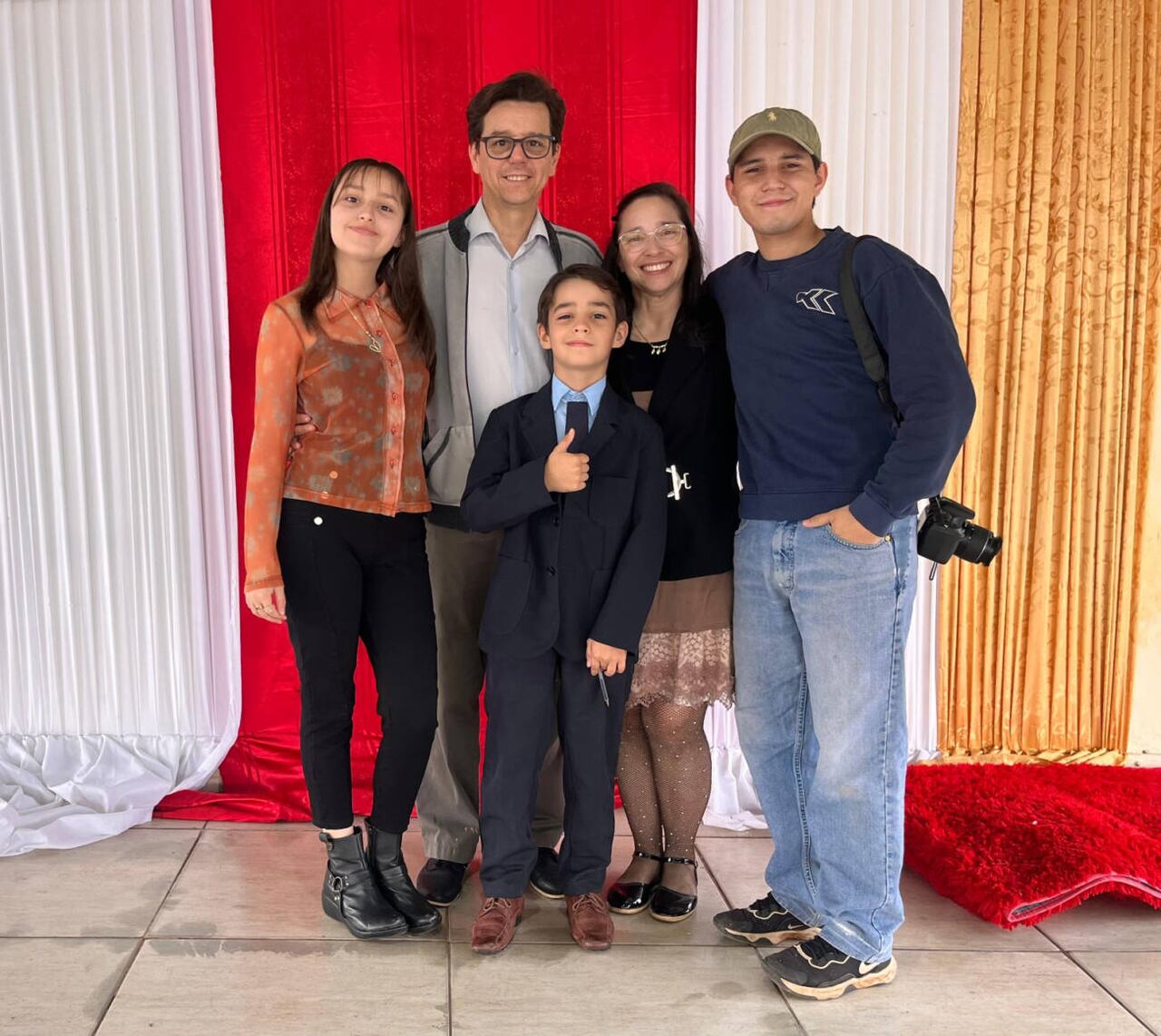 Con su familia, Dante posa junto a sus padres y hermanitos menores.