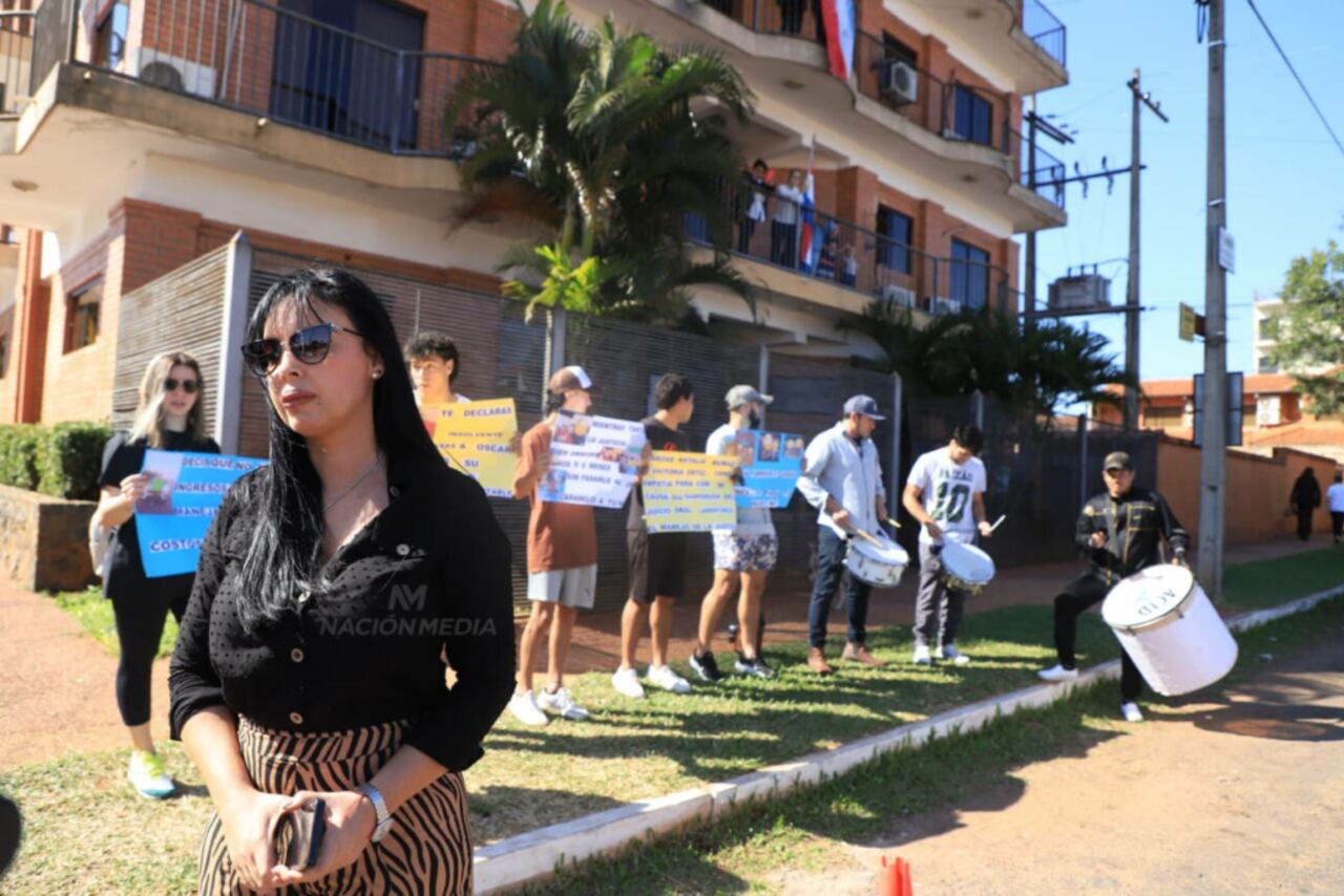 Shirley Reyes frente al juzgado. (Fotos: Roberto Zarza)