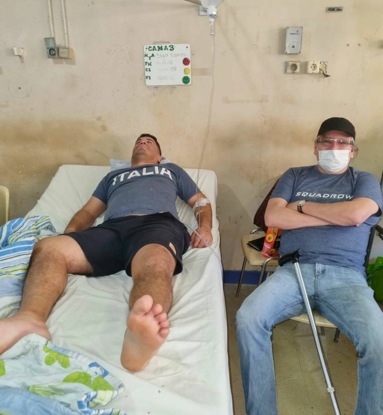 Mili Brítez haciendo compañía a su amigo que ya lleva unos cuantos días en el Hospital Nacional de Itauguá.