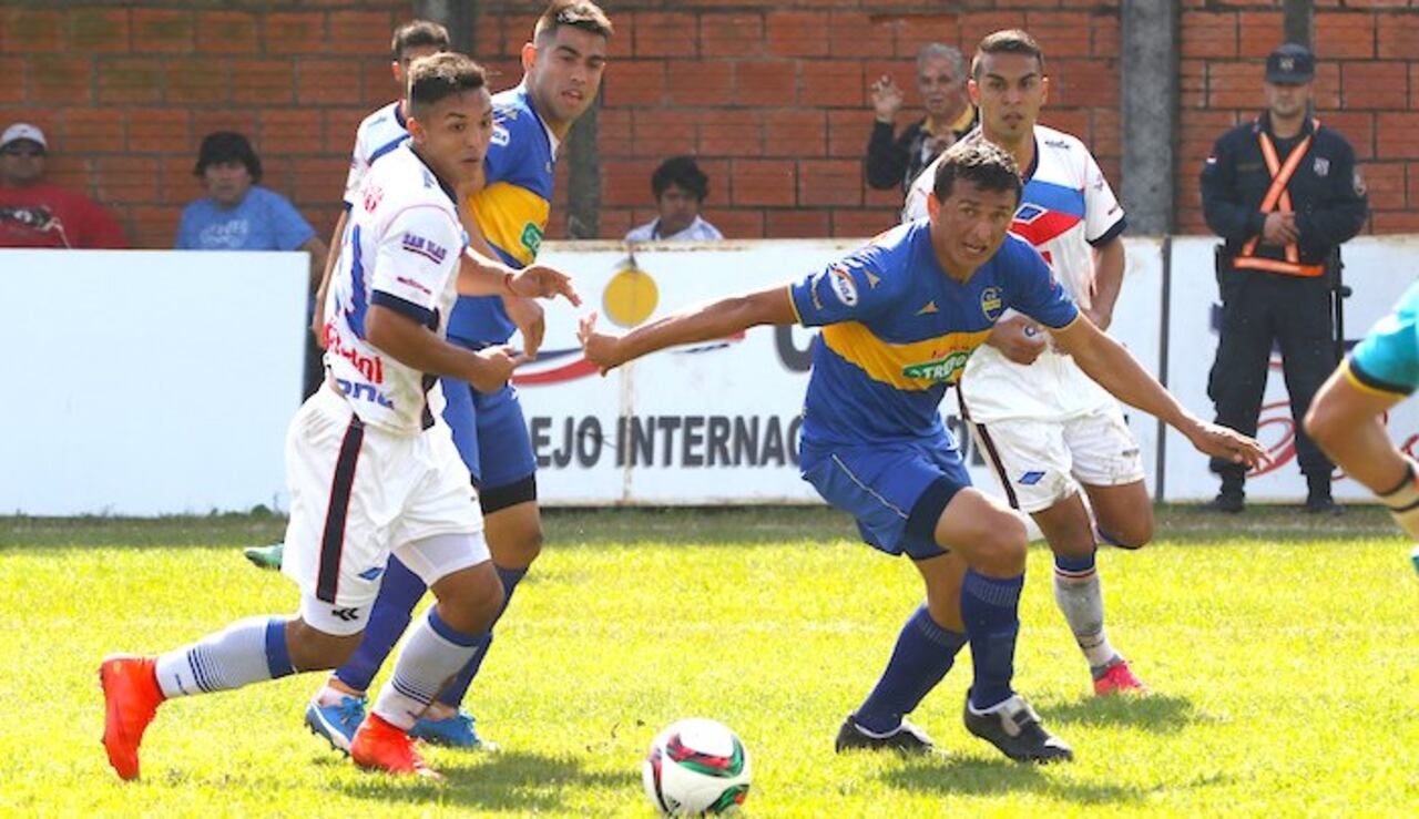 Con Trinidense, tambien logró el ascenso de categoría. Acá en un partido con Independiente.