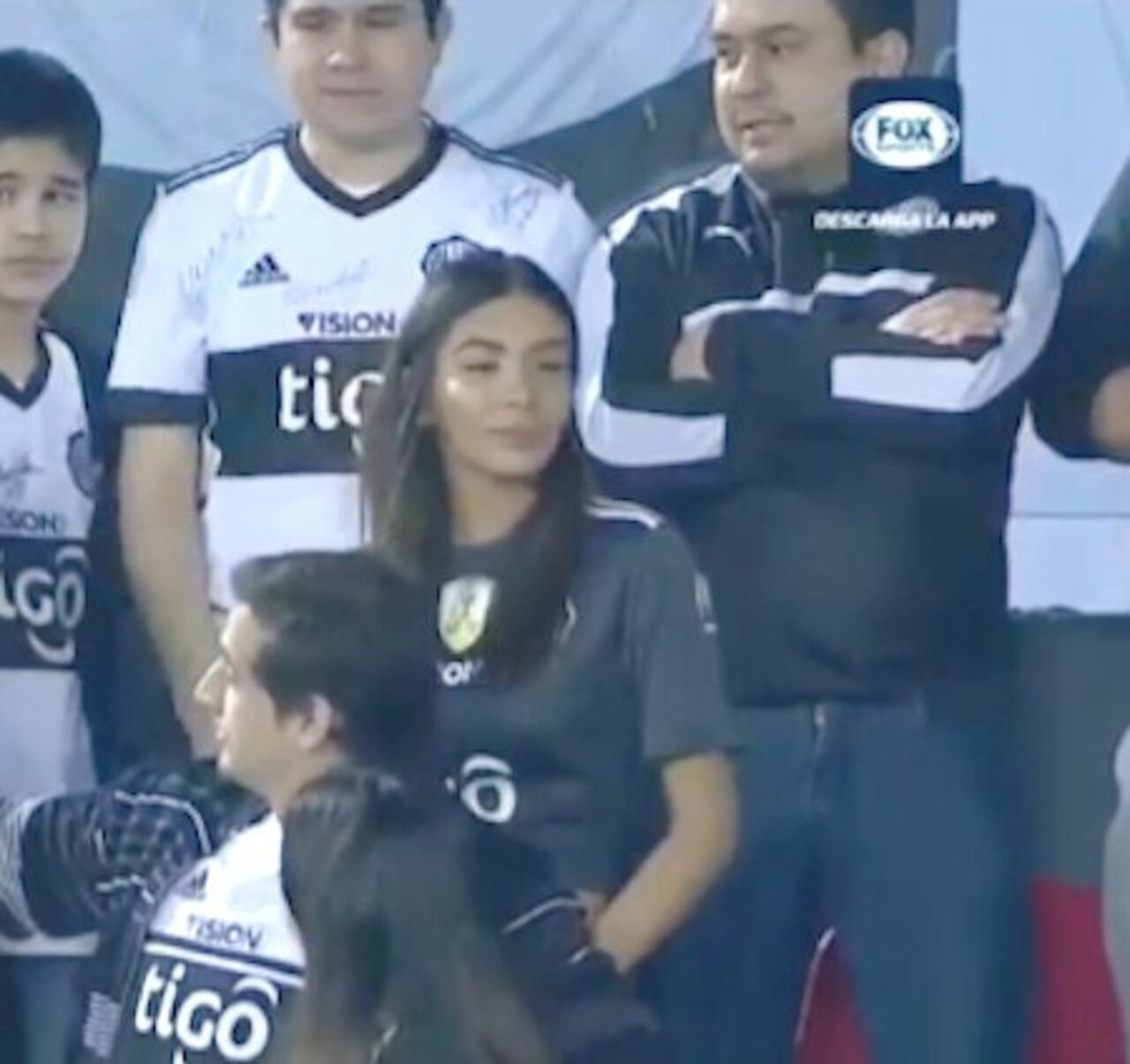 Las pantallas de Fox Sports también enfocaron a la reina de belleza.