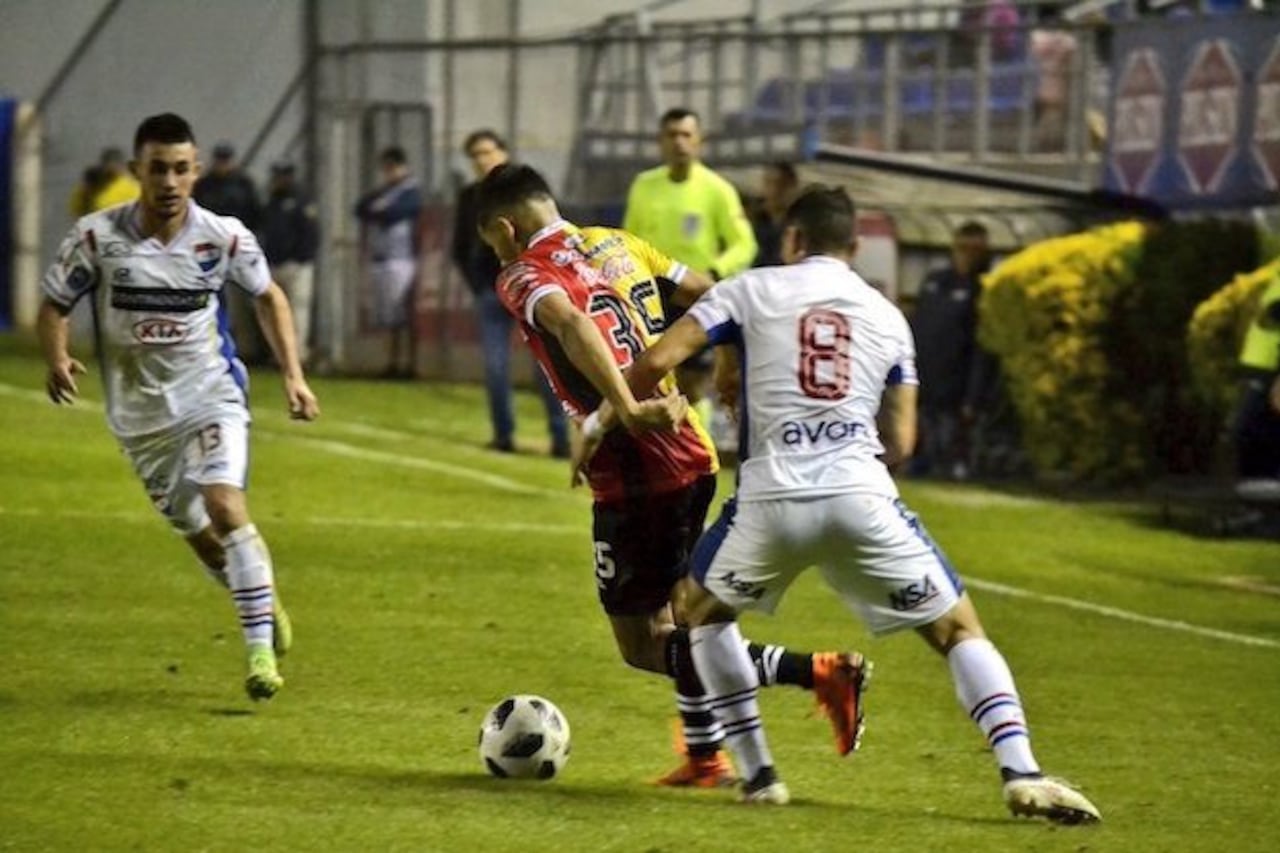 JUAN ARGÜELLO. Aquí de espalda (8), el mediocampista trata de recuperar el balón.