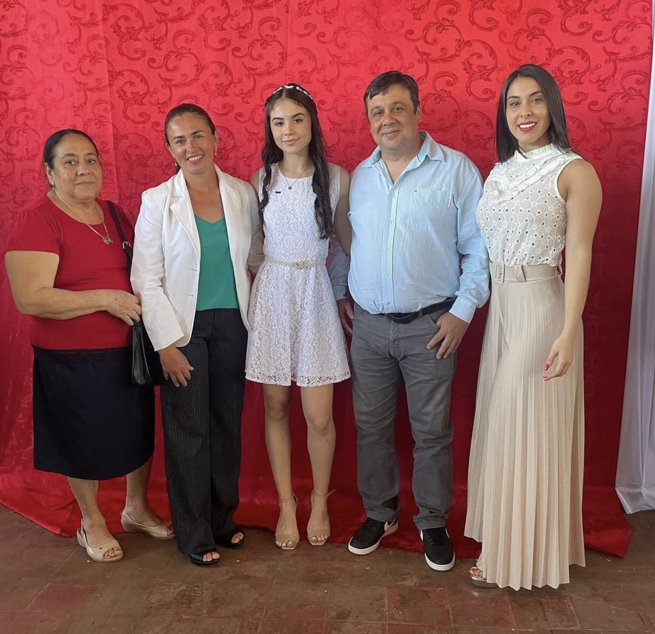 Rosy con su ahijada y sus compadres. @rosyalderetepy