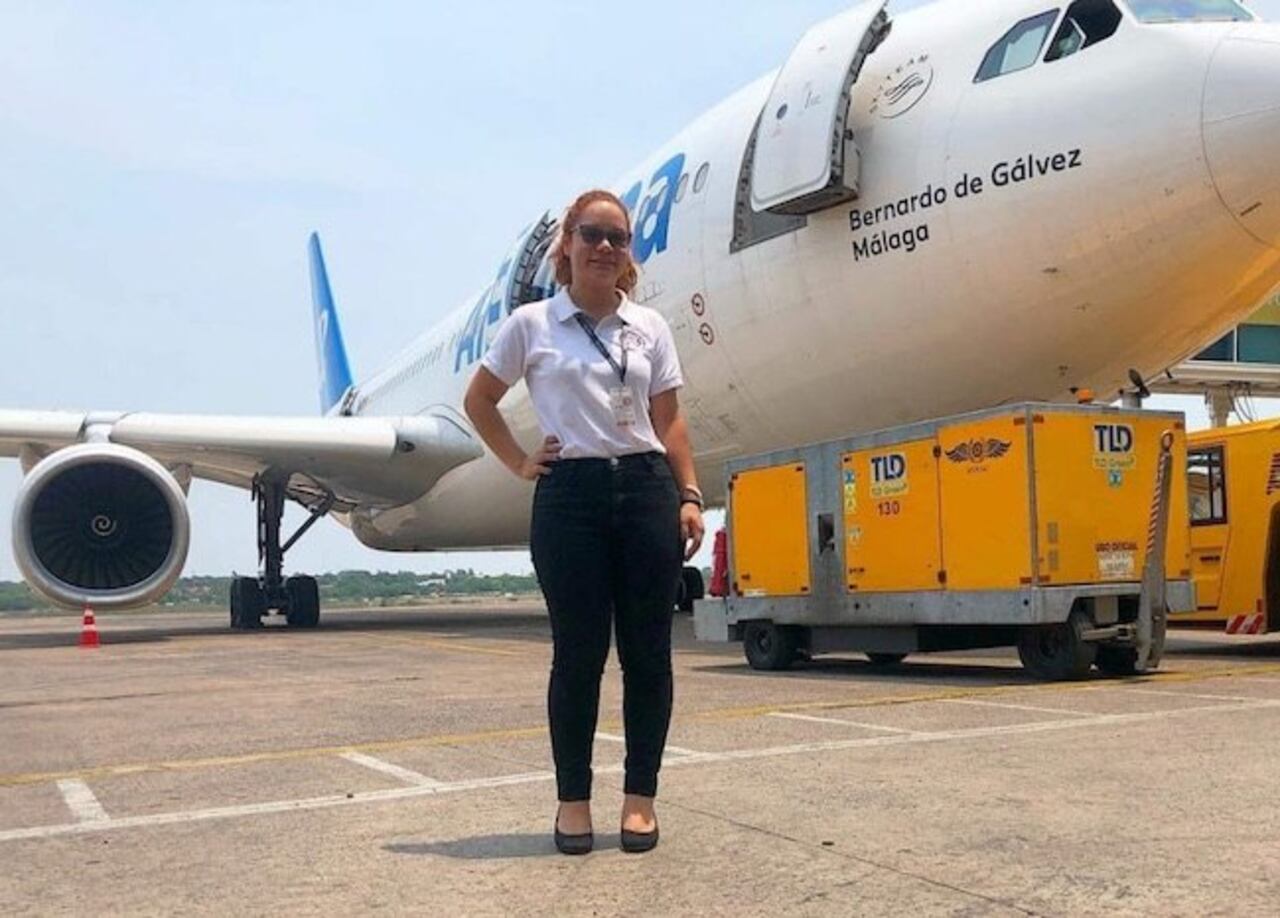 Posando con uno de los aviones que acababa de aterrizar.