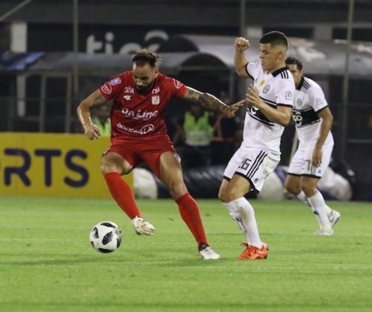 LUCHADO. Richard Sánchez y Facundo Parra, en fuerte disputa por el balón.