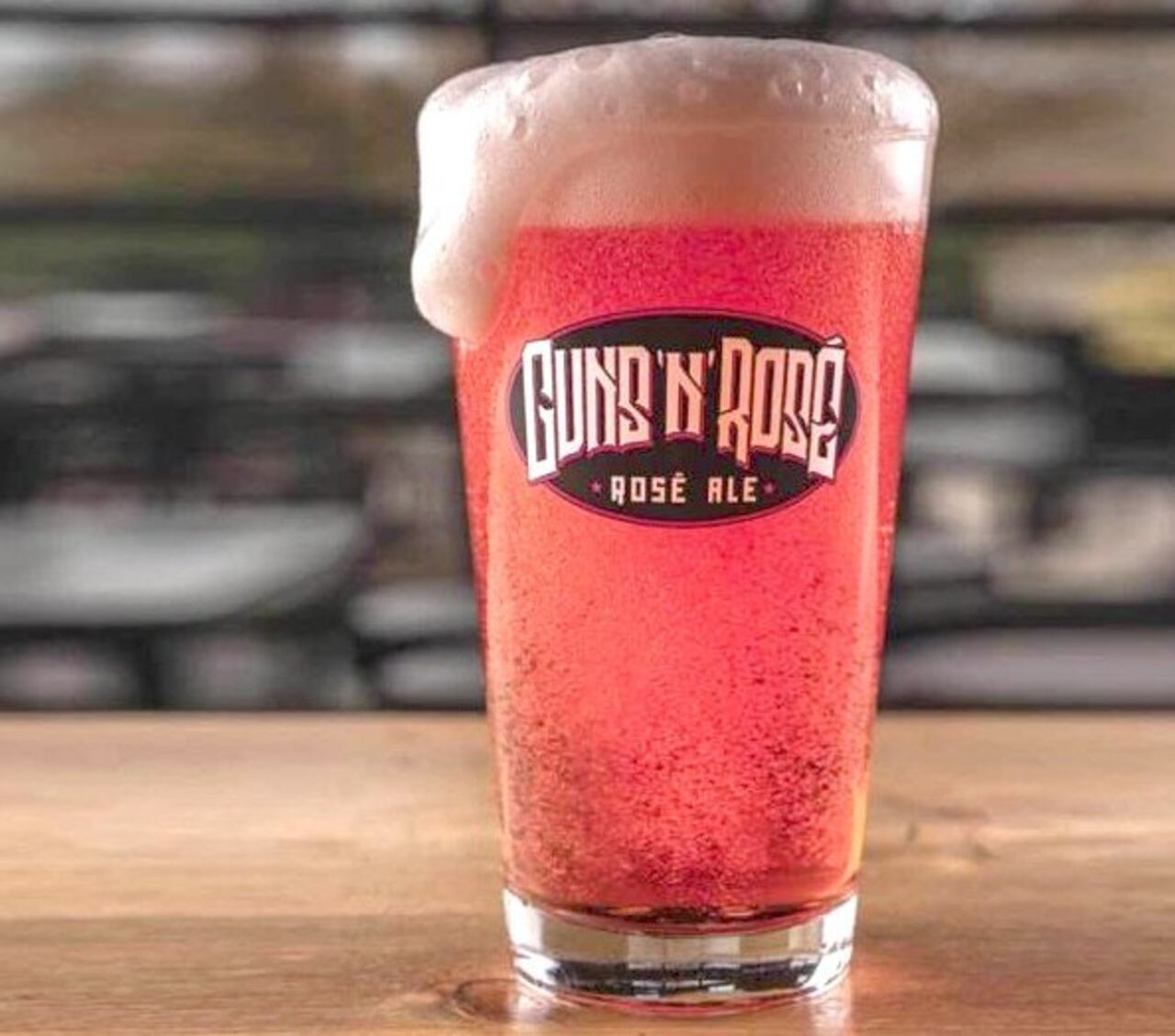 “Guns ‘N’ Rosé”, la cerveza que se vendió “sin permiso”.
