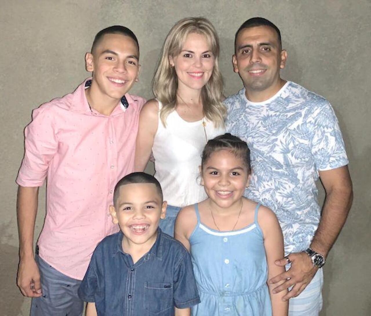 El DT y su familia, que siempre lo apoya en sus emprendimientos.
