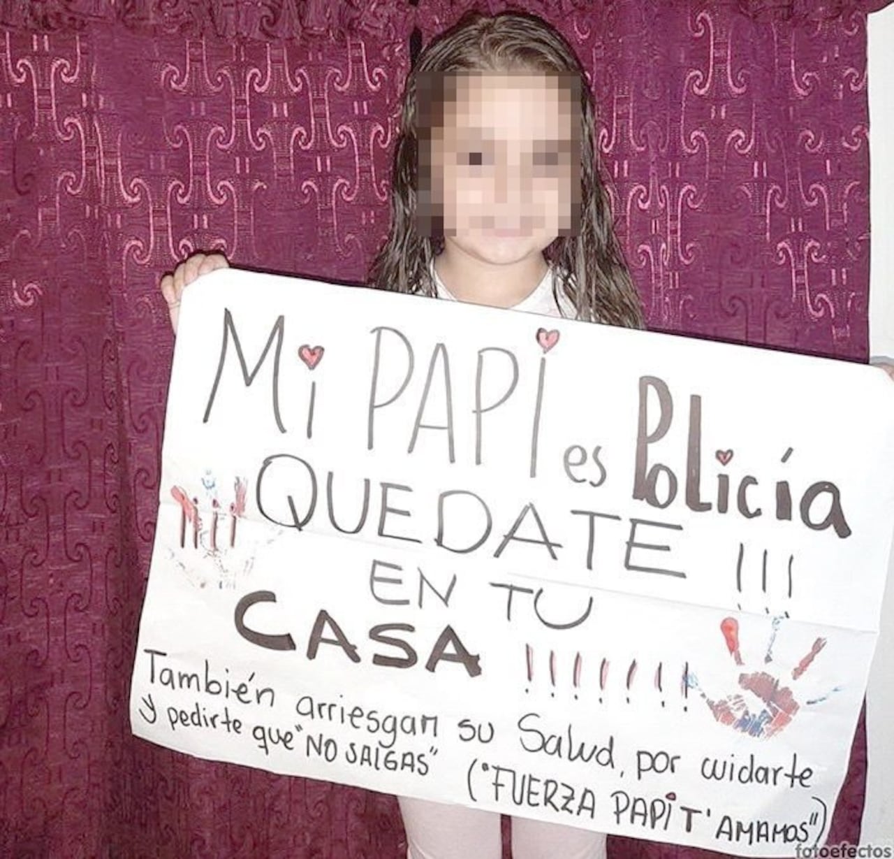 Esta niña espera que su papá regrese sano a su casa.