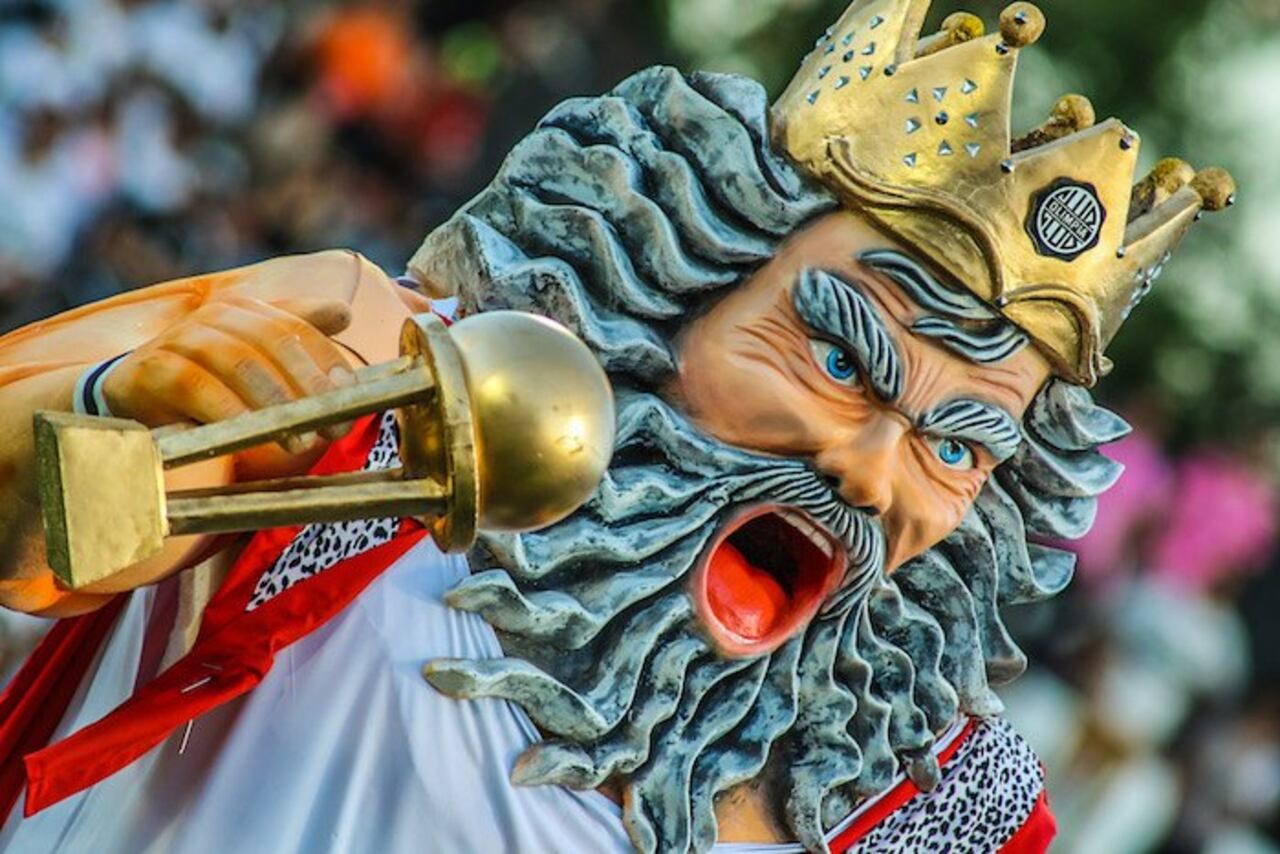 El rey entró a la cancha tras el partido a festejar.