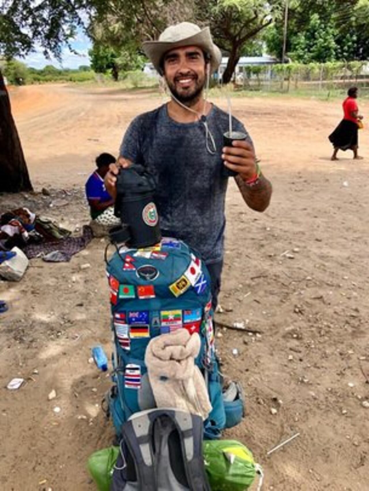 Gerardo Franco tiene una banderita de cada uno de los países que visitó con su tereré pegado a su mochila. GENTILEZA.