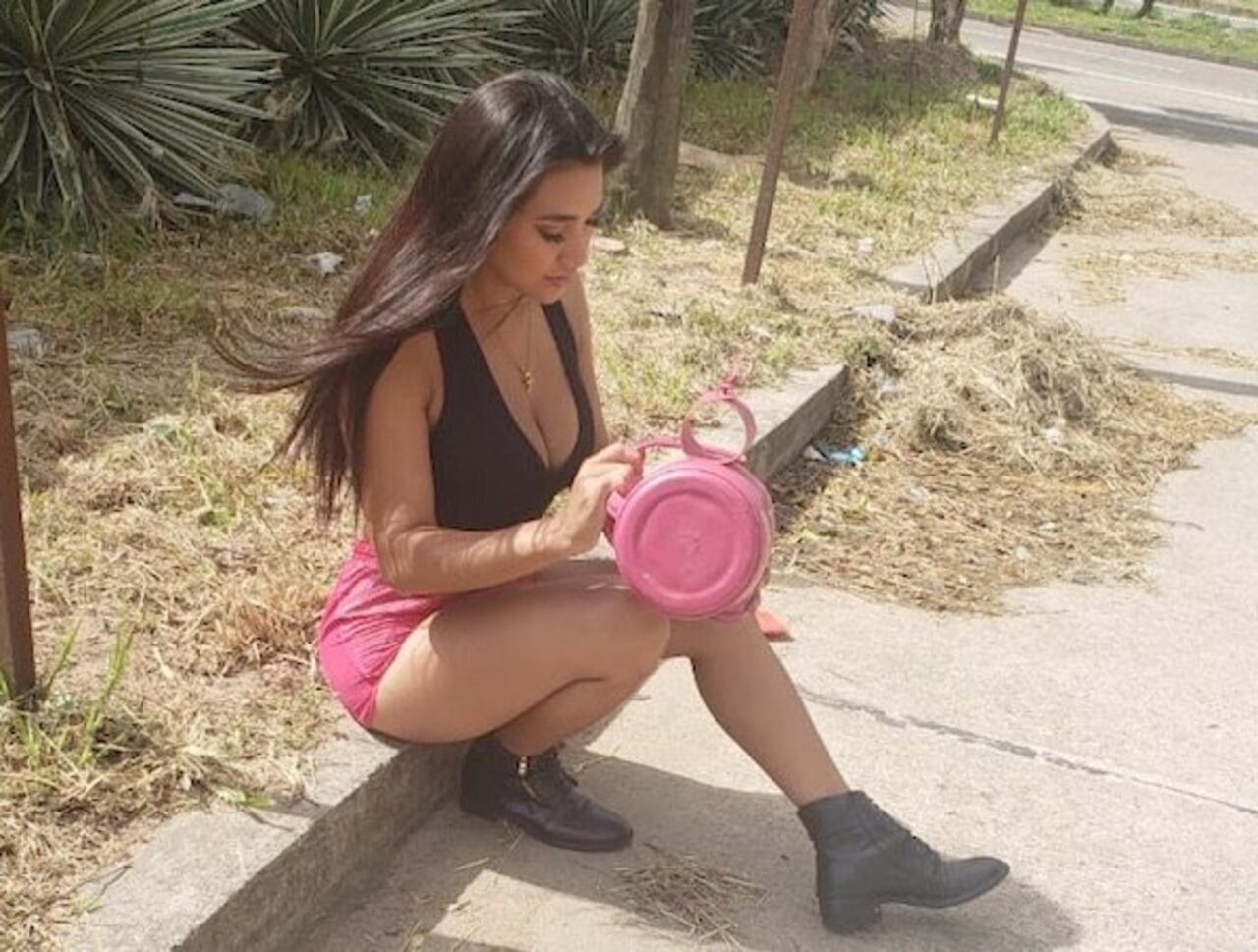 La modelo paraguaya con su tereré en mano, durante tiempos conflictivos en aquel país. (FOTO GENTILEZA)