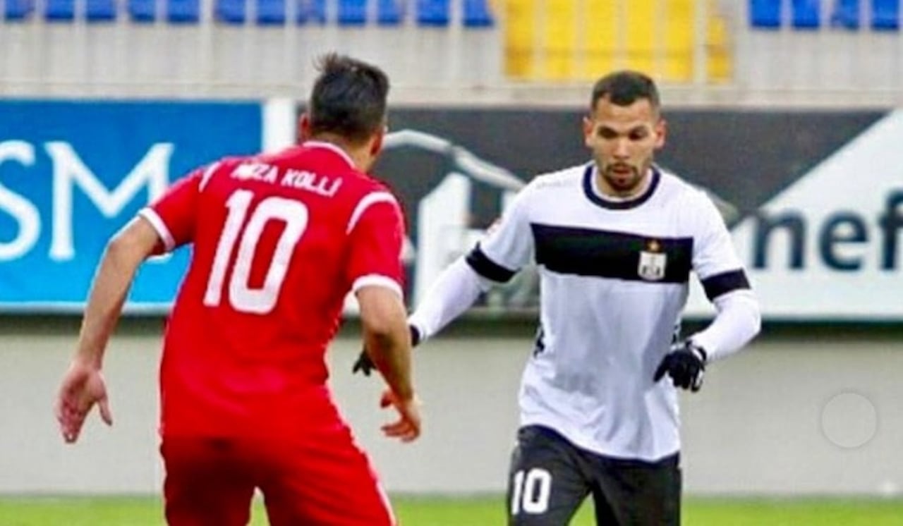 De rojo, frente a frente, para disputar una pelota, con su hermano Derlis.