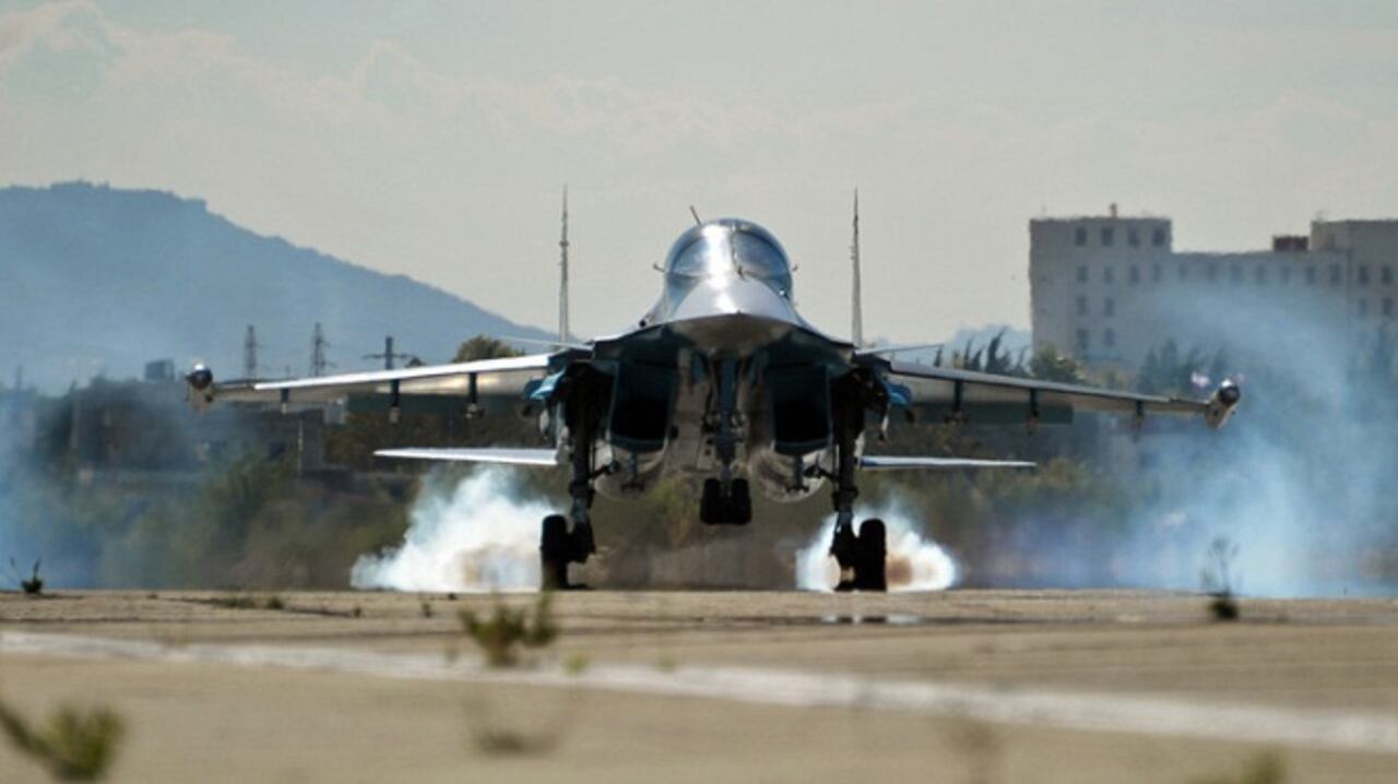 Un bombardero multifuncional Su-34 de las Fuerzas Aéreas rusas en la base aérea de Jmeimim, Siria / Sputnik / Dmitriy Vinogradov