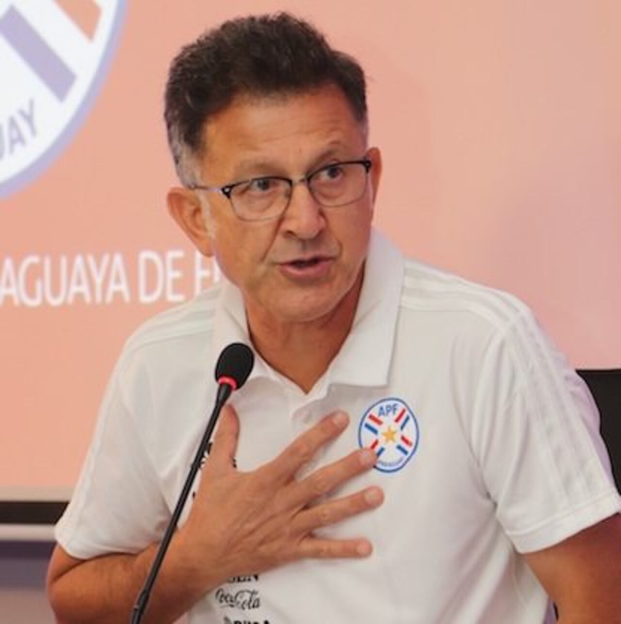 CHÁKE. Juan Carlos Osorio, DT de la Albirroja, recibió un palito del “Colorado”.