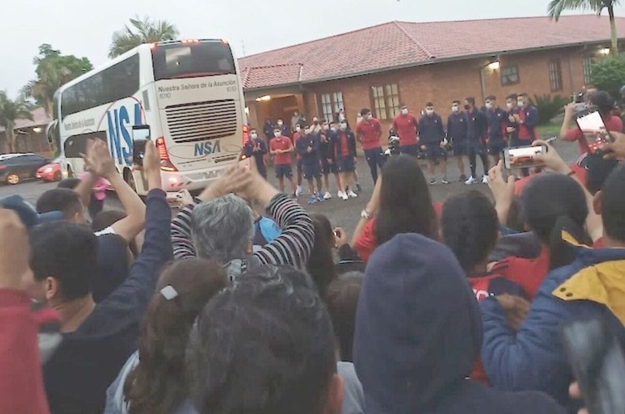 Los azulgranas fueron recibidos como ídolos en J. L. Mallorquín.