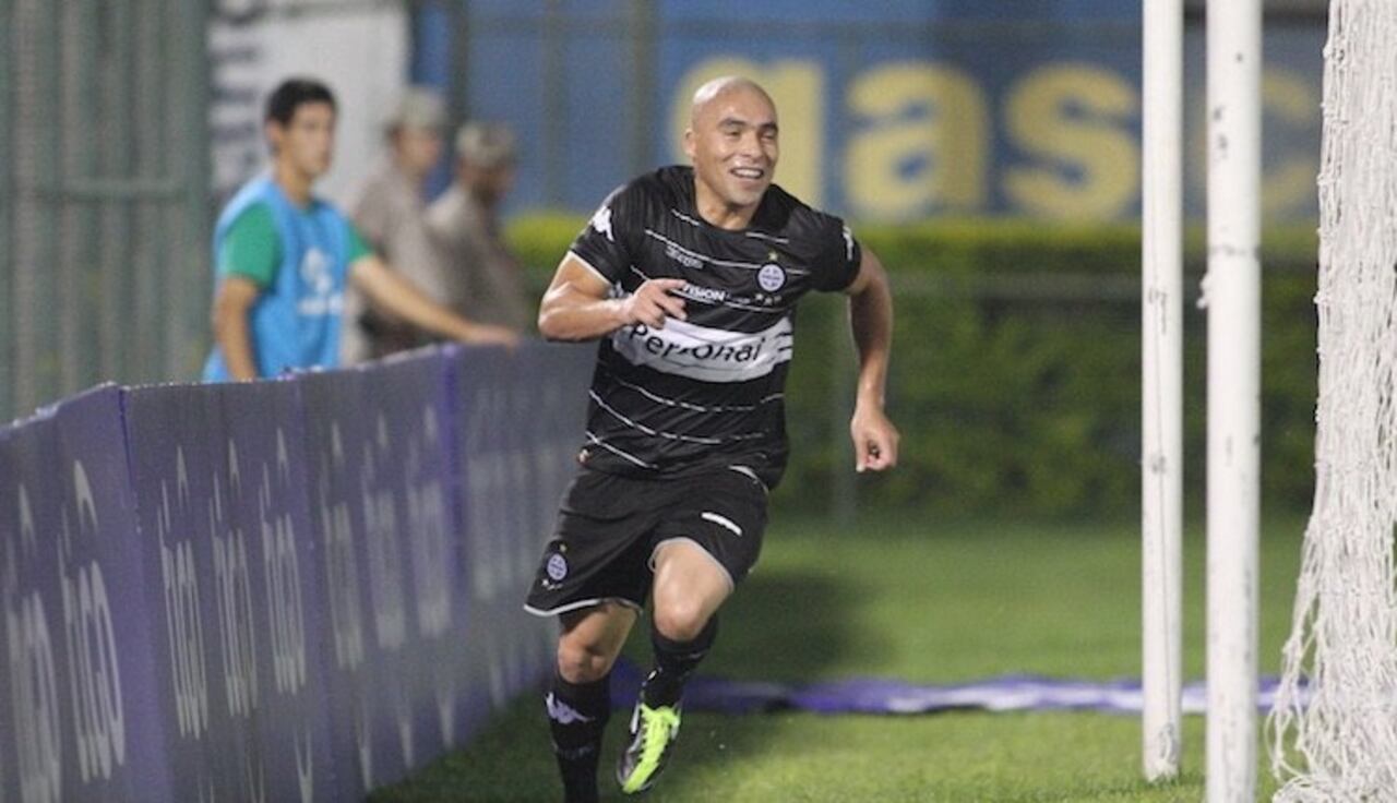 El “parcero” festejando un tanto con el Decano