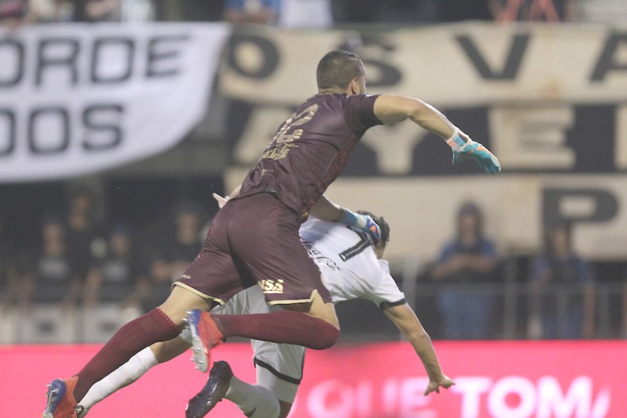 La jugada que terminó en el primer penal para Olimpia. Claro agarrón de Escobar a Camacho.