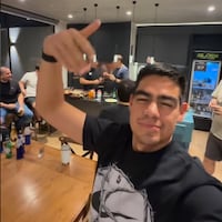 ¡Qué feo es el celo de hombre! Santula pureó a sus amigotes