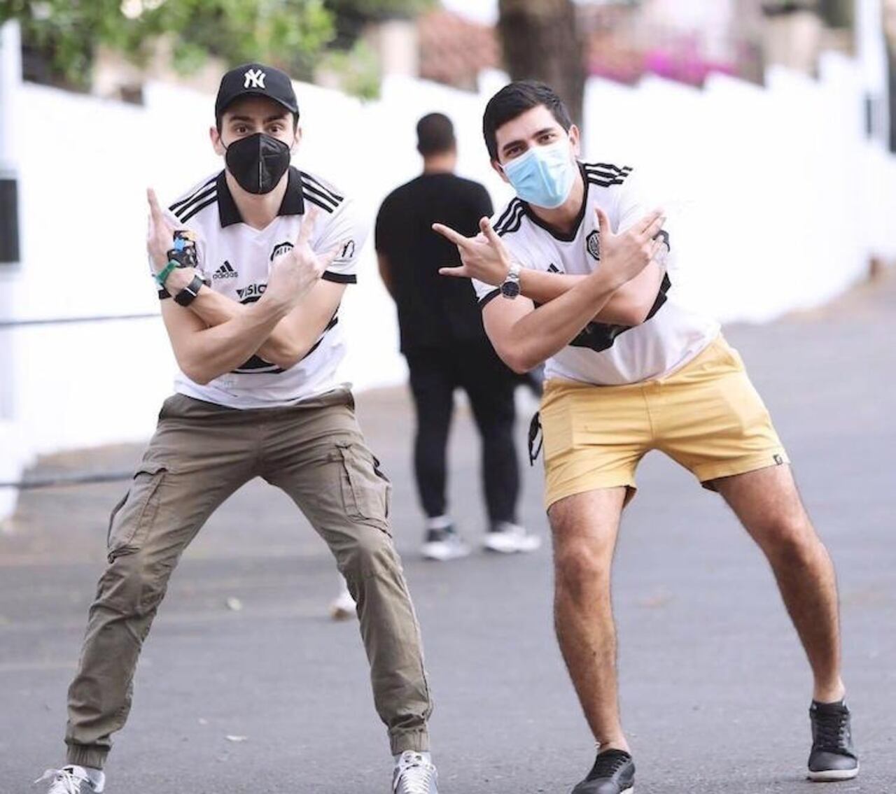 Los hinchas imitando el festejo de Roque.