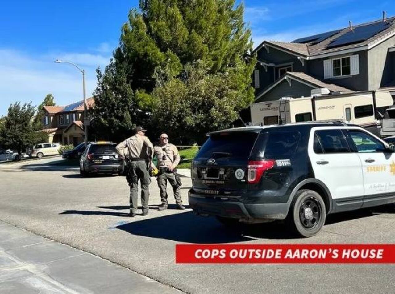 Los policías de 911 cuando llegaron a su casa. TMZ