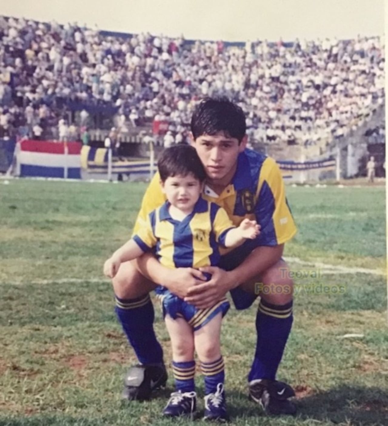 Luis Escobar, en Luqueño, con su pequeño hijo.