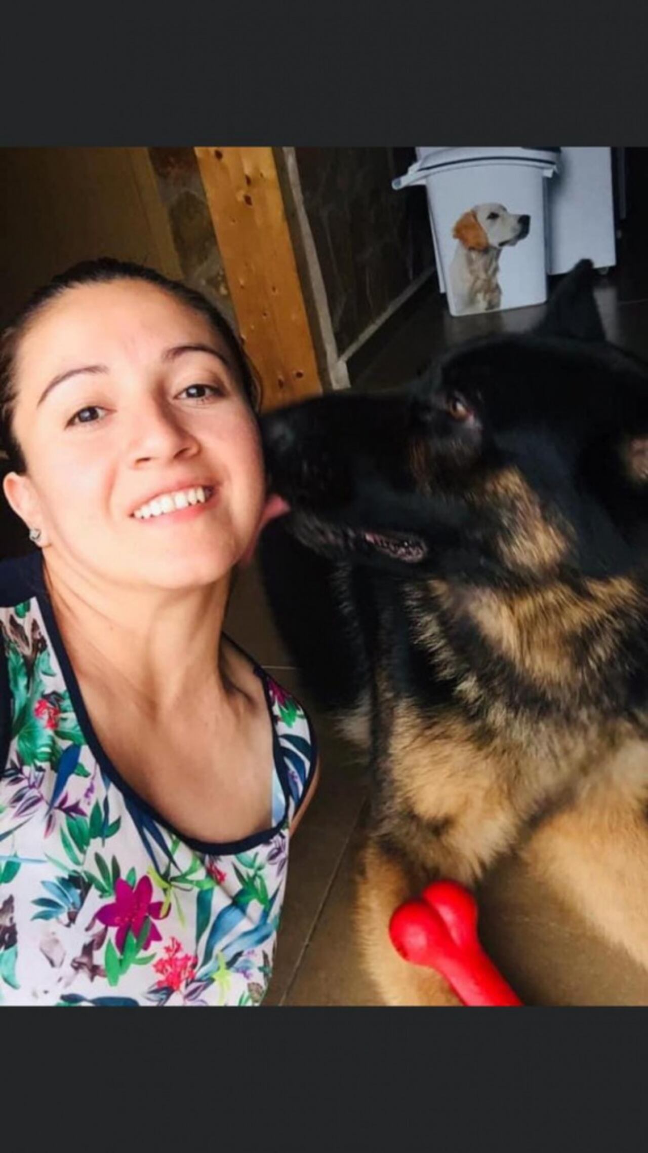 Con su perro rescatado en Valencia (GUADALUPE ACOSTA).
