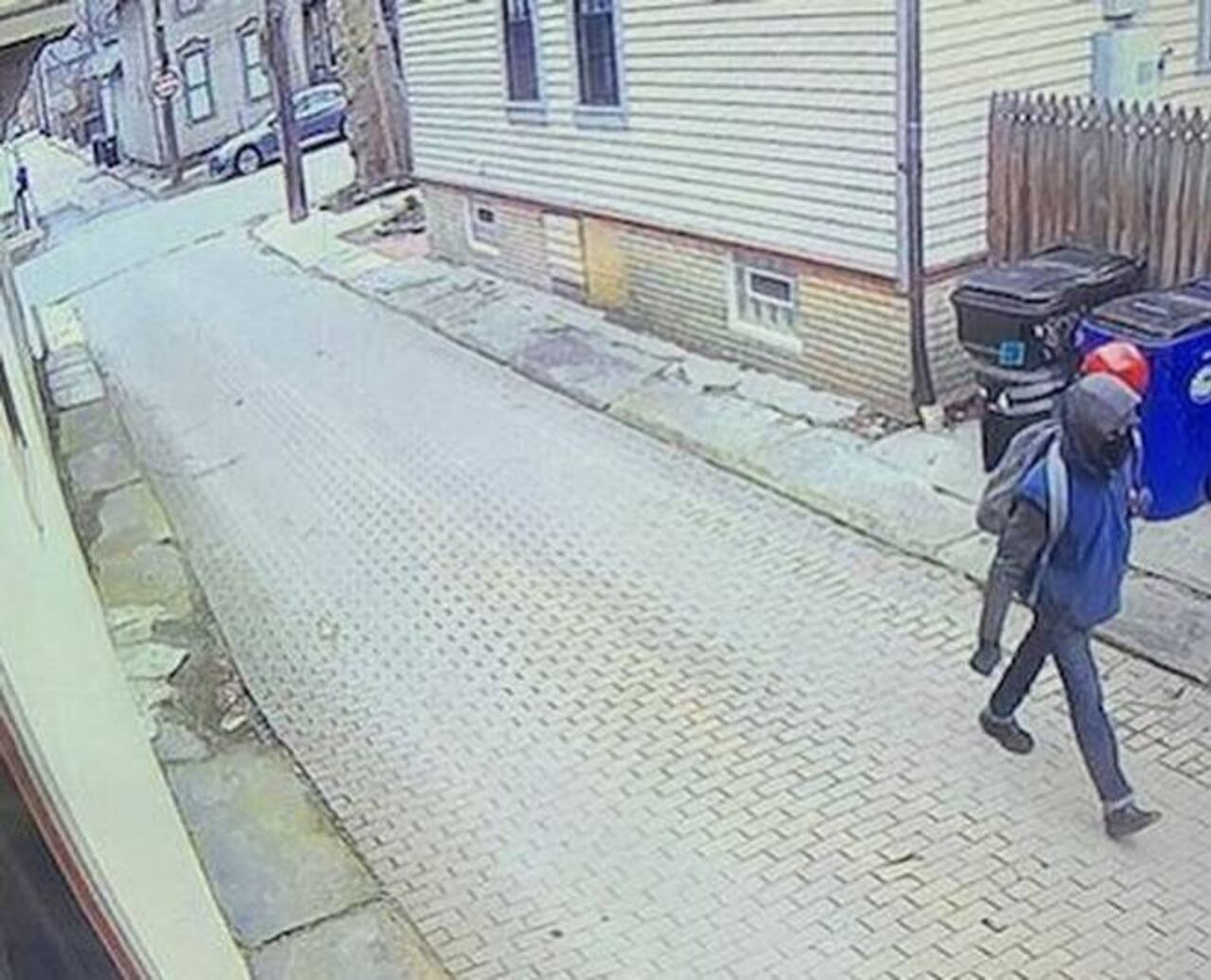 Captura del video en el que quedó registrado el ladrón que fue caminando tranquilamente con la guitarra ajena. @bertarojas