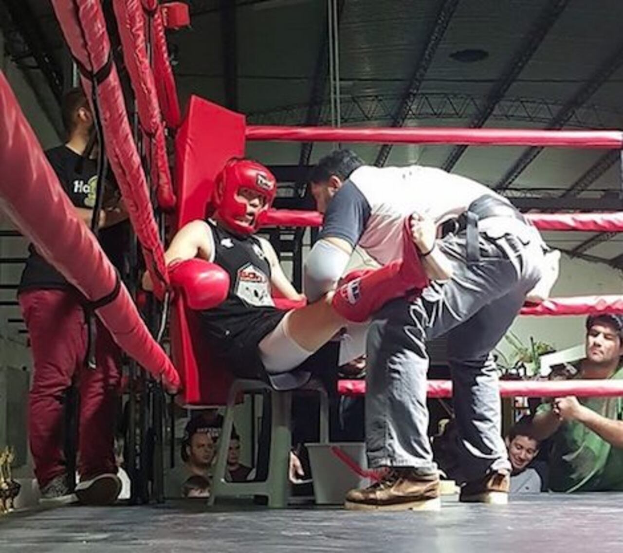 LUCHA. Esperando que suene la campana para seguir peleando.