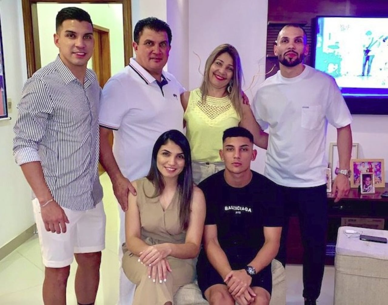 Con papá Derlis, mamá Gladys, su hermano también Derlis y otros integrantes de la familia.