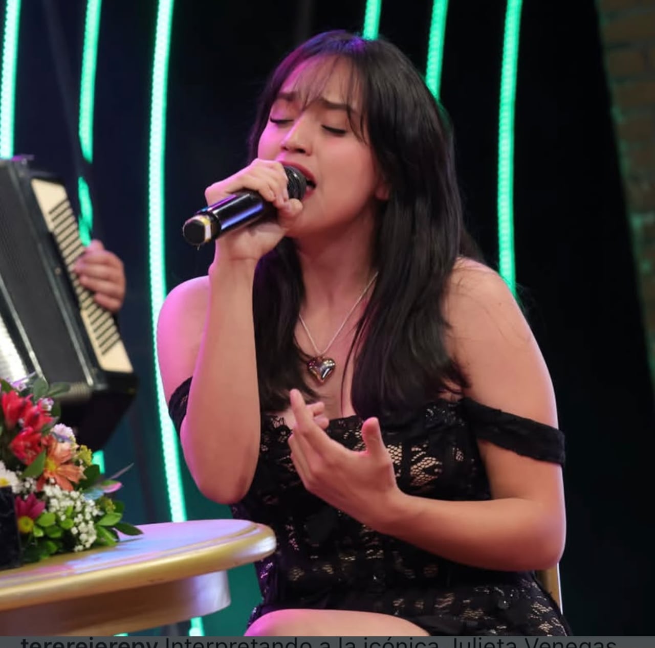 Maité Salinas canta con el alma y va haciendo su carrera en la música.