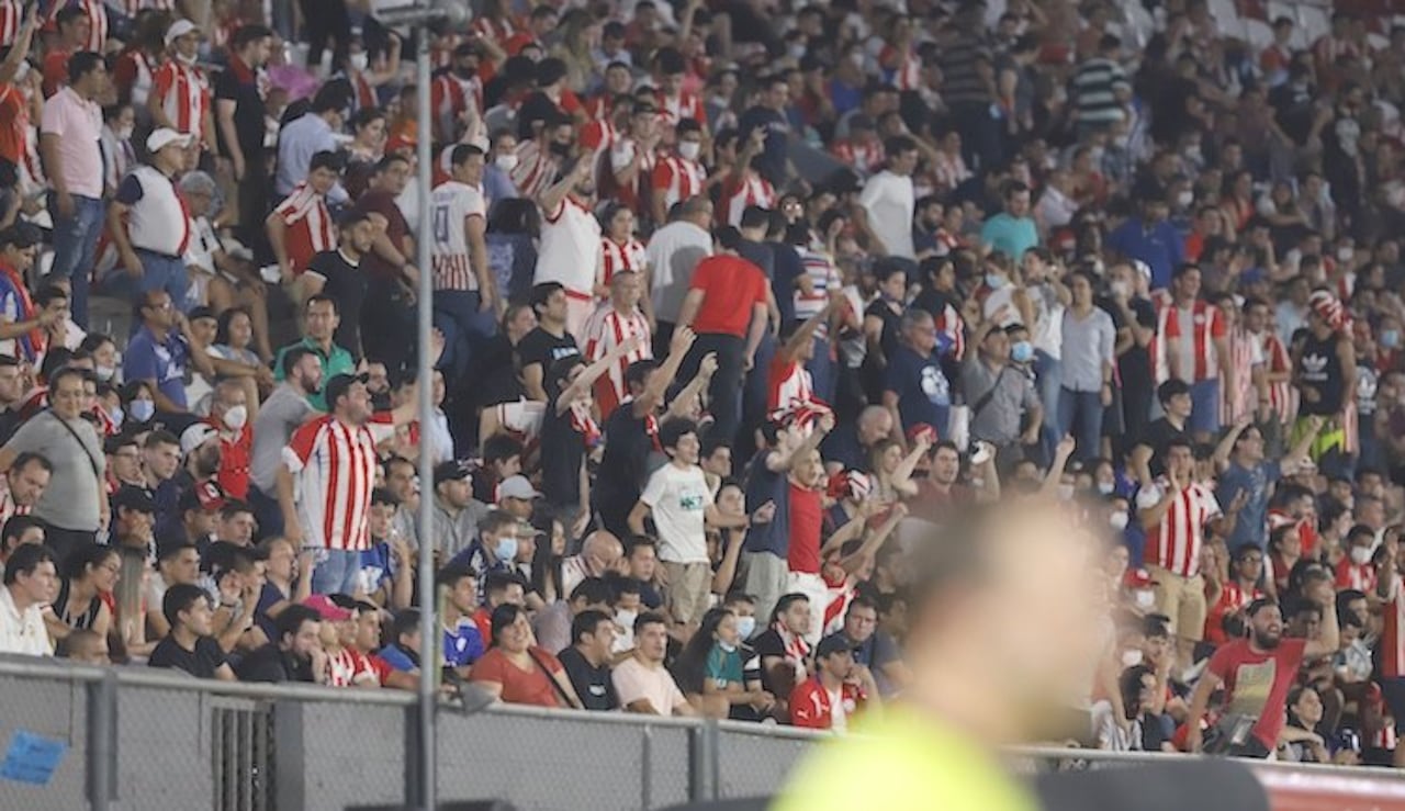 El público paraguayo se tiró contra los jugadores en los últimos minutos del partido. Abucheos para todos.