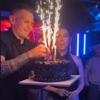 Natty Balbuena sopló las 27 velitas junto a su amorcito