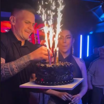 Natty Balbuena sopló las 27 velitas junto a su amorcito